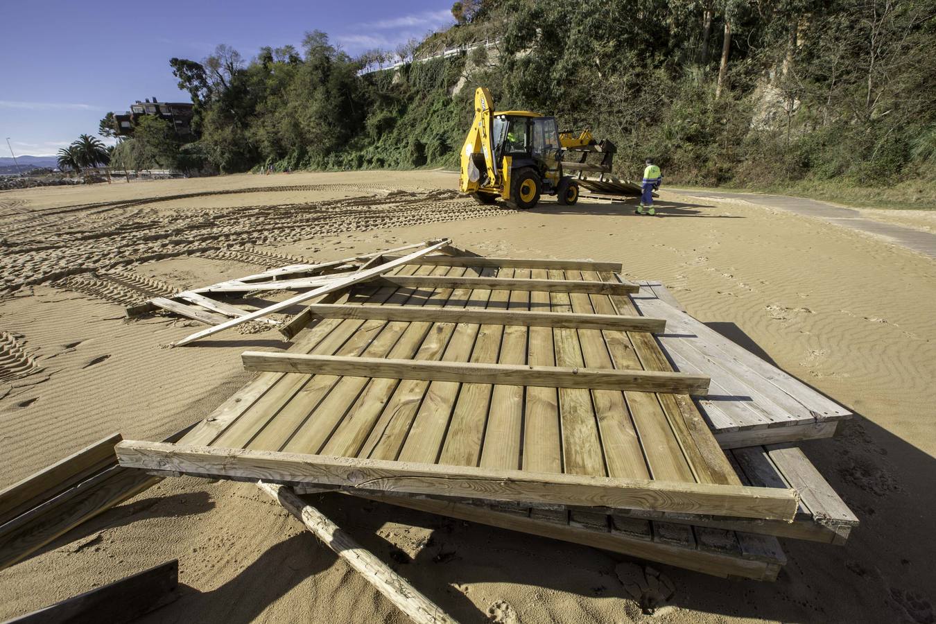 Fotos: Así ha quedado la pasarela que comunica la playa de La Magdalena con Los Peligros tras los últimos temporales