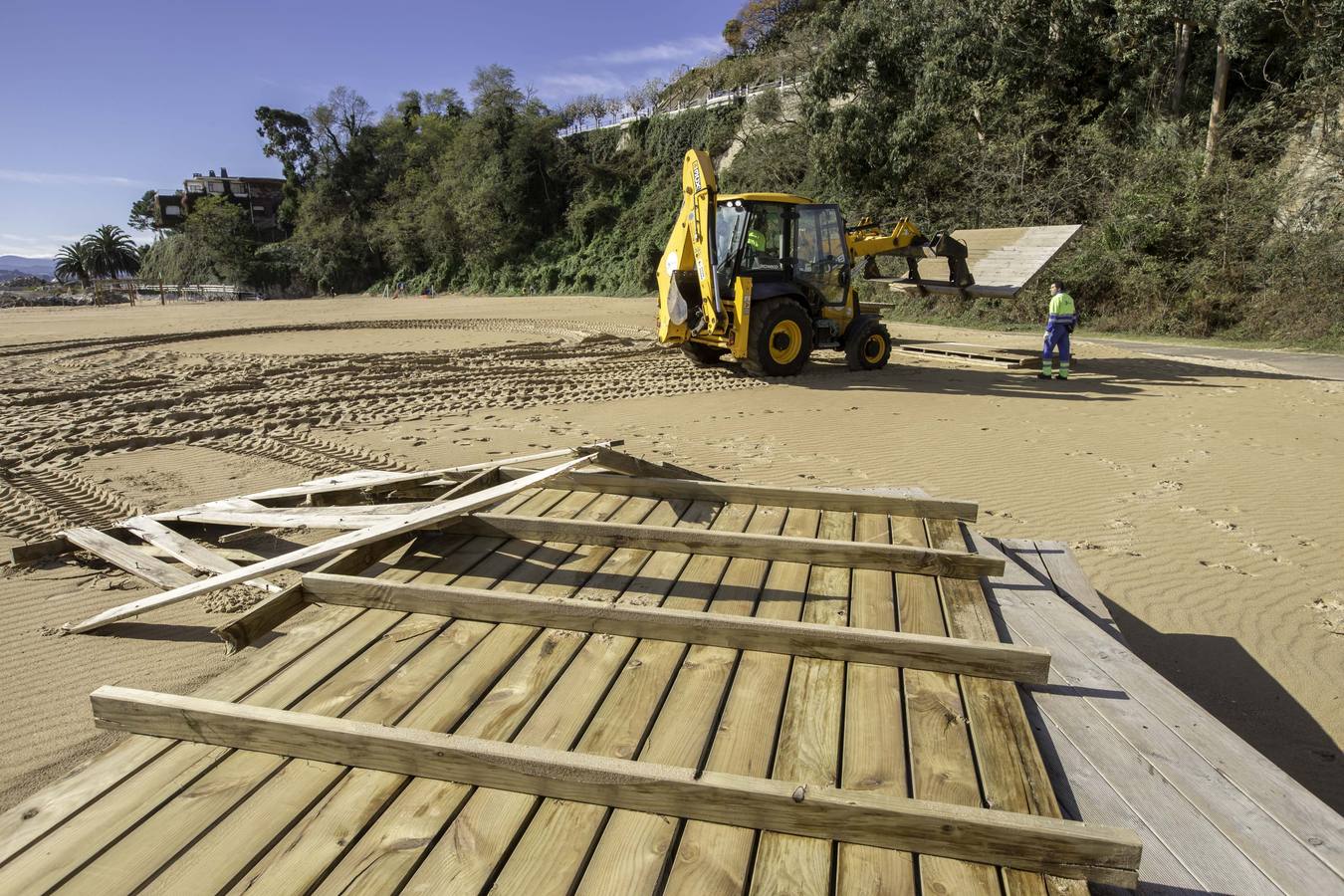 Fotos: Así ha quedado la pasarela que comunica la playa de La Magdalena con Los Peligros tras los últimos temporales