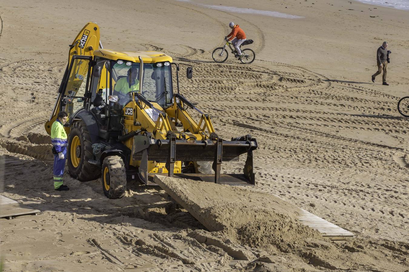 Fotos: Así ha quedado la pasarela que comunica la playa de La Magdalena con Los Peligros tras los últimos temporales