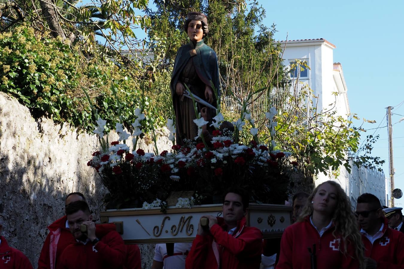 Laredo conmemora la festividad de San Martín, patrón de la Cofradía de Pescadores pejina. Los actos comenzaron en la iglesia de San Martín, donde se renovaron los cargos de la Cofradía, que ha donado 3.000 euros para reparar el tejado de la iglesia de Santa María. Después se celebró la tradicional procesión.