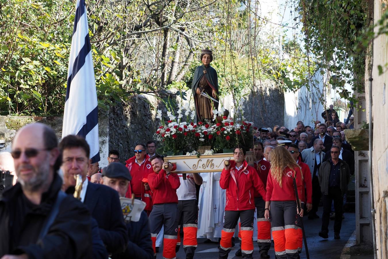 Laredo conmemora la festividad de San Martín, patrón de la Cofradía de Pescadores pejina. Los actos comenzaron en la iglesia de San Martín, donde se renovaron los cargos de la Cofradía, que ha donado 3.000 euros para reparar el tejado de la iglesia de Santa María. Después se celebró la tradicional procesión.