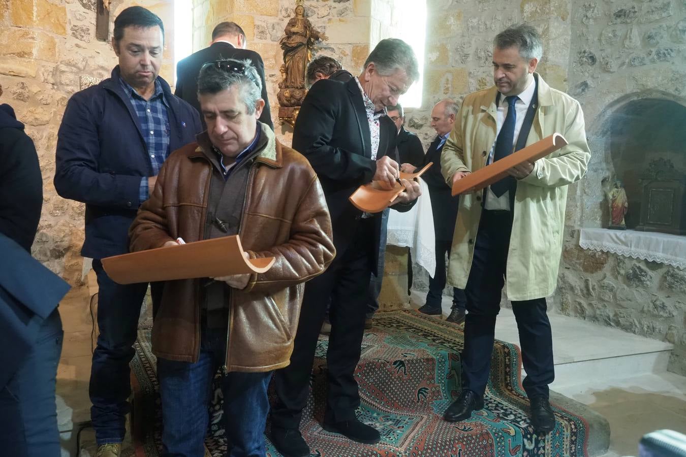 Laredo conmemora la festividad de San Martín, patrón de la Cofradía de Pescadores pejina. Los actos comenzaron en la iglesia de San Martín, donde se renovaron los cargos de la Cofradía, que ha donado 3.000 euros para reparar el tejado de la iglesia de Santa María. Después se celebró la tradicional procesión.