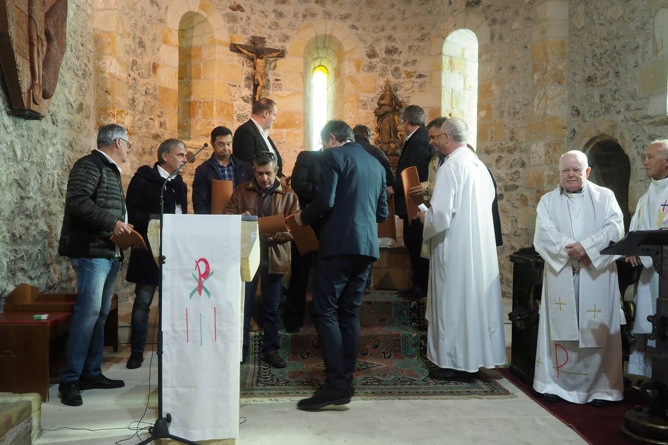 Laredo conmemora la festividad de San Martín, patrón de la Cofradía de Pescadores pejina. Los actos comenzaron en la iglesia de San Martín, donde se renovaron los cargos de la Cofradía, que ha donado 3.000 euros para reparar el tejado de la iglesia de Santa María. Después se celebró la tradicional procesión.