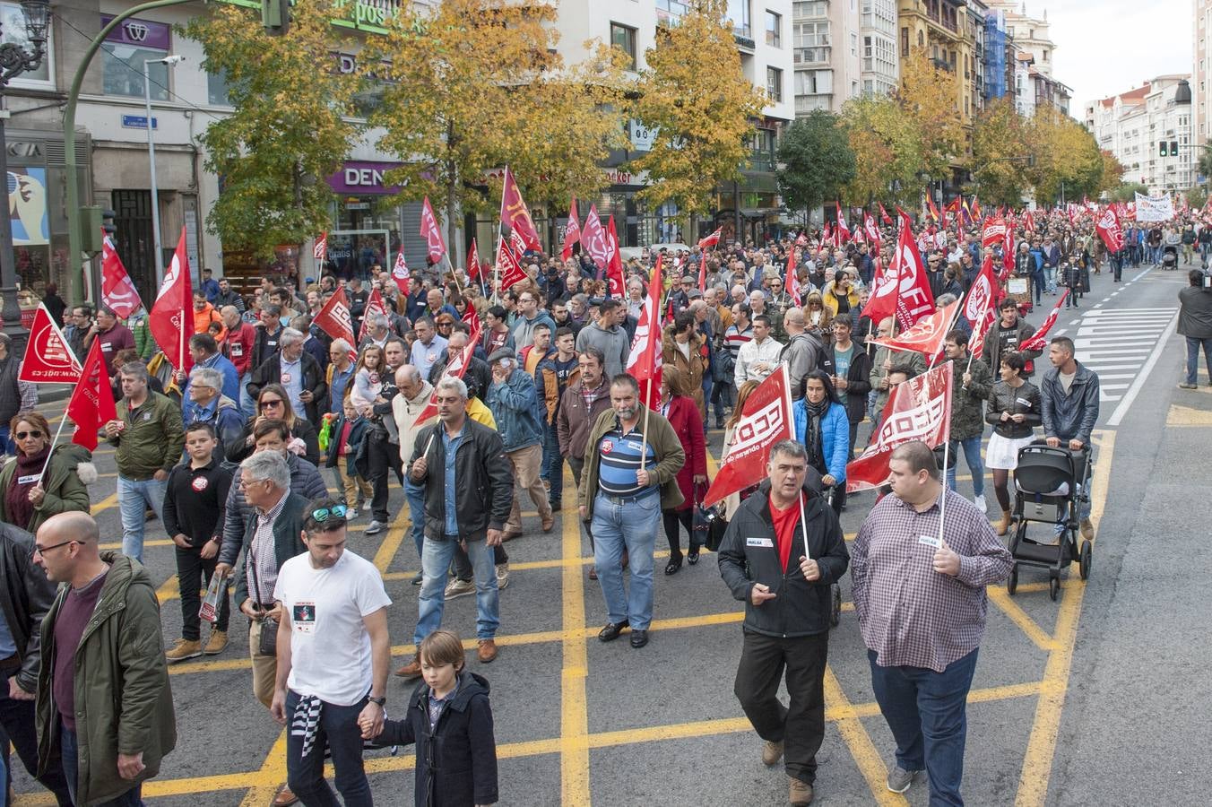 Varios miles de peronas -entre 5.000 y 6.000 según la organización y unos 2.200 según la Policía local- han secundado este domingo la manifestación convocada por las federaciones de industria de UGT y de CCOO en Santander «por un convenio colectivo digno» en el sector del metal cántabro, que precede a la huelga general convocada por ambos sindicatos los próximos días 20, 22 y 27 de noviembre.