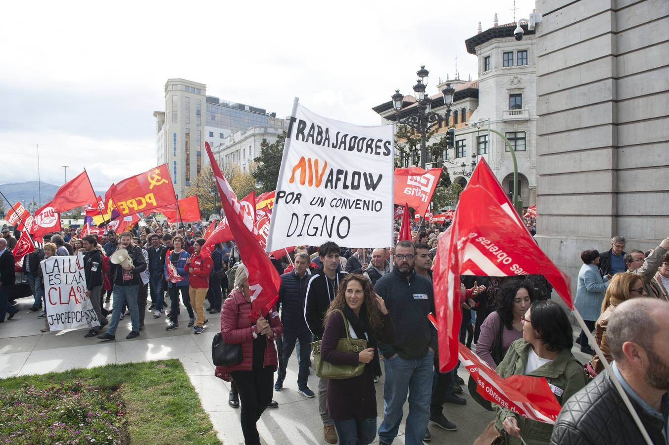 Varios miles de peronas -entre 5.000 y 6.000 según la organización y unos 2.200 según la Policía local- han secundado este domingo la manifestación convocada por las federaciones de industria de UGT y de CCOO en Santander «por un convenio colectivo digno» en el sector del metal cántabro, que precede a la huelga general convocada por ambos sindicatos los próximos días 20, 22 y 27 de noviembre.