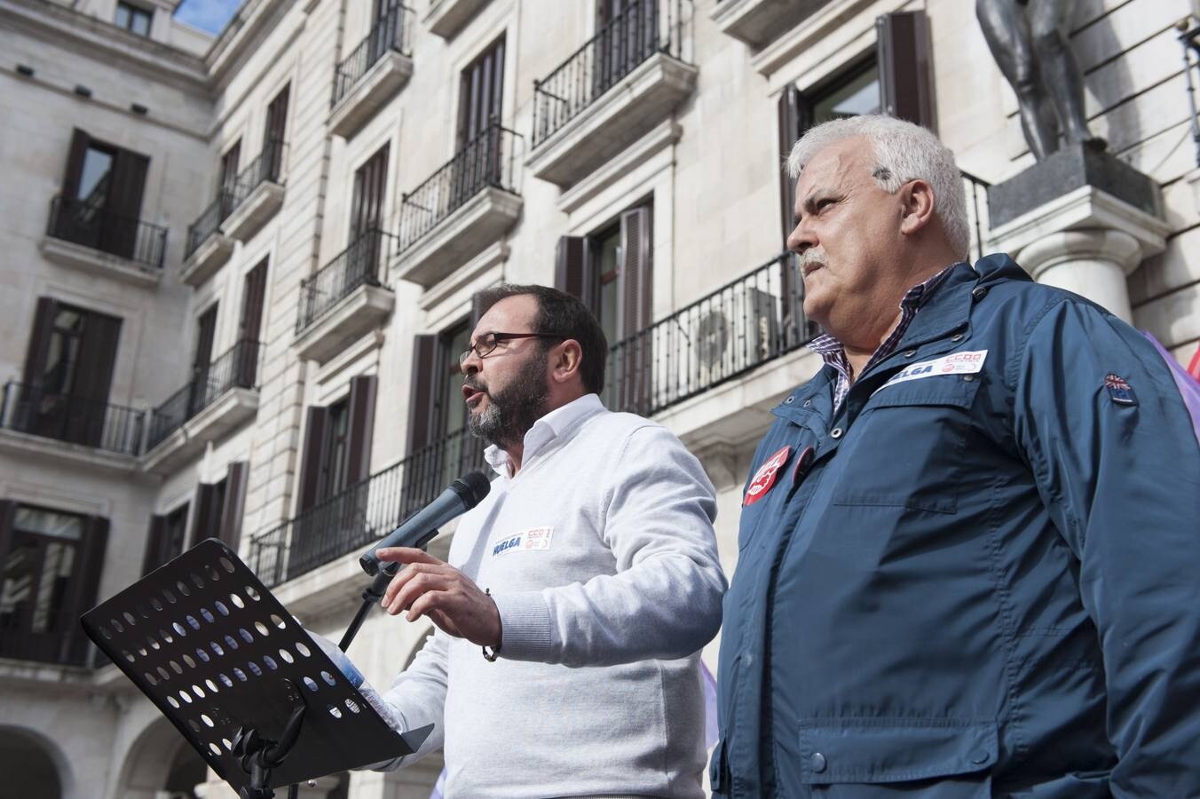 Varios miles de peronas -entre 5.000 y 6.000 según la organización y unos 2.200 según la Policía local- han secundado este domingo la manifestación convocada por las federaciones de industria de UGT y de CCOO en Santander «por un convenio colectivo digno» en el sector del metal cántabro, que precede a la huelga general convocada por ambos sindicatos los próximos días 20, 22 y 27 de noviembre.