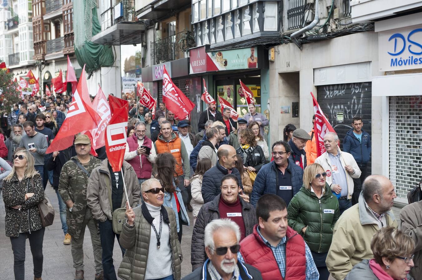 Varios miles de peronas -entre 5.000 y 6.000 según la organización y unos 2.200 según la Policía local- han secundado este domingo la manifestación convocada por las federaciones de industria de UGT y de CCOO en Santander «por un convenio colectivo digno» en el sector del metal cántabro, que precede a la huelga general convocada por ambos sindicatos los próximos días 20, 22 y 27 de noviembre.