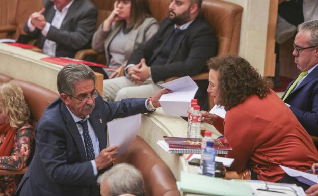 Revilla intercambia documentación con María Teresa Noceda en la sesión de ayer en el Parlamento. :