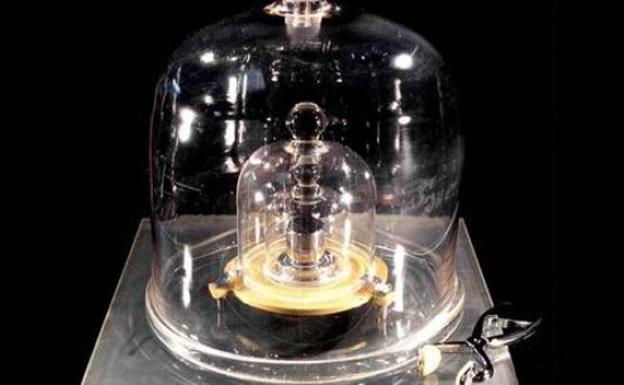 El prototipo del kilogramo, el 'kilo original', protegido celosamente en París.