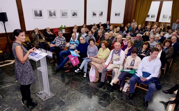 La alcaldesa Gema Igual ha explicado los presupuestos participativos a los representantes de los vecinos de Santander.