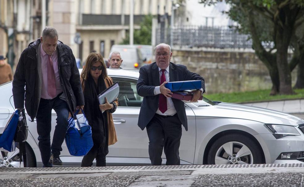 El consejero de Economía, Juan José Sota, lleva el Presupuesto al Parlamento.