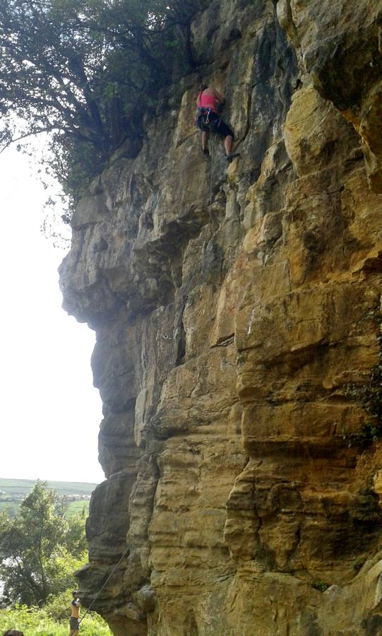 Las paredes de Los Cantos se caracterizan por la composición de la roca, que está formada por Areniscas. Su escalada se desarrolla sobre muros verticales con pequeños resaltes y repisas, sus grados son variados.