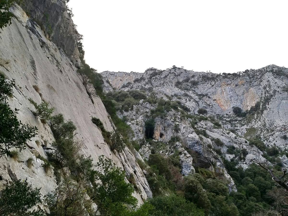 Placas de Esquilleu con la cueva al fondo (Desfiladero de la Hermida).