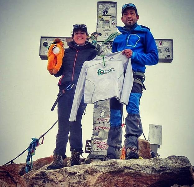 Blanca Ruiz junto a su compañero de aventura Patxi Irigoyen, en la cima del Aneto