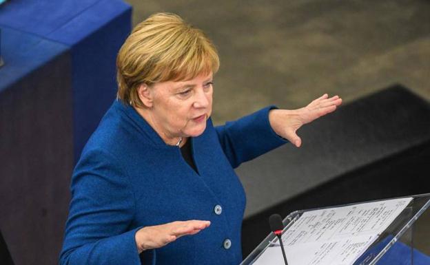 La canciller alemana, Angela Merkel, ofrece un discurso en el Parlamento Europeo.