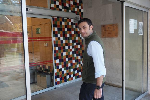 Joaquín Arco, a la entrada de la sede judicial de Santoña.