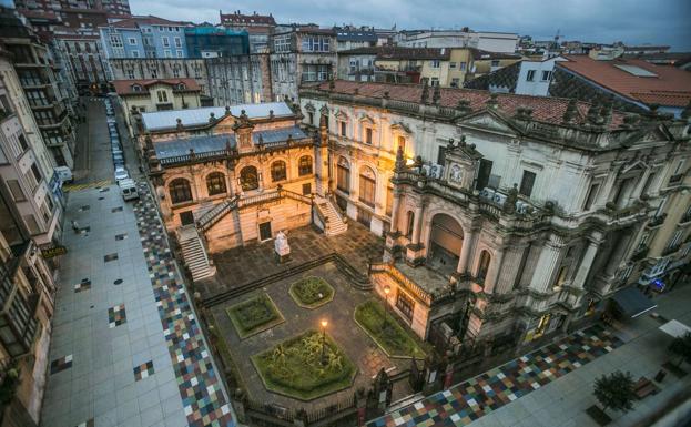 A la derecha el MAS y al fondo el edificio en cuyos bajos estan los locales cedidos