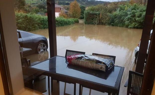 Así quedan las casas, rodeadas de agua, cuando llueve un poco fuerte en el barrio de Navalín.