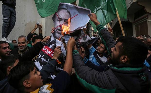 Palestinos queman en Gaza una foto del hasta ahora ministro de Defensa israelí, el ultraderechista Avigdor Lieberman.