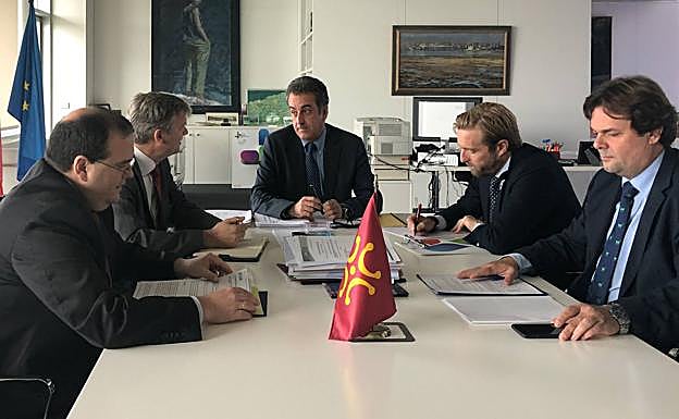 El consejero Francisco Martín, reunido con representantes de Alsa.