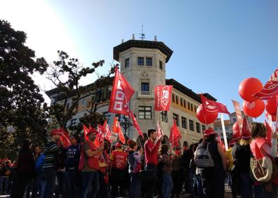Imagen secundaria 1 - Trabajadores de Correos se concentran en Santander en defensa del servicio público