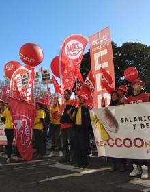 Imagen secundaria 2 - Trabajadores de Correos se concentran en Santander en defensa del servicio público