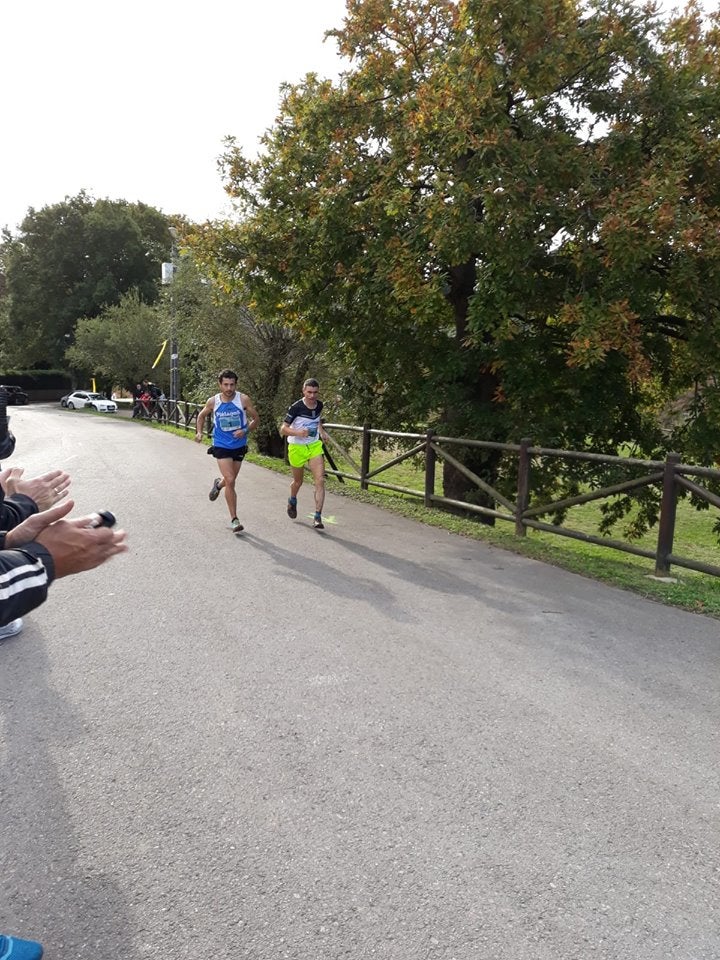 Imagen secundaria 1 - Arriba, un momento antes de la salida de la prueba. Abajo, Javier Crespo (izquierda) corre junto a Raúl Pérez Nestar. Al lado, las tres primeras clasificadas en la categoría femenina.