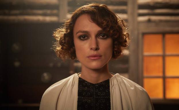 Keira Knightley se mete en la piel de la escritora francesa Sidonie-Gabrielle Colette, más conocida como Colette (1873-1954).