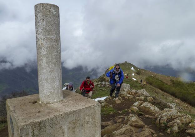 Llegada al vértice geodésico en la cumbre del Pico Jano. 