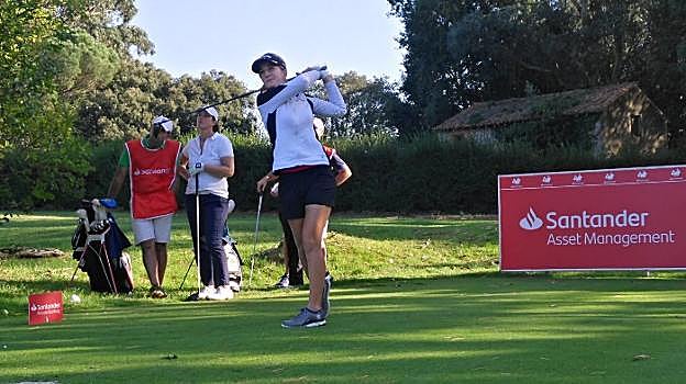 Luna Sobrón ejecuta ayer el primer golpe en uno de los hoyos del Real Golf de Pedreña. :: dm