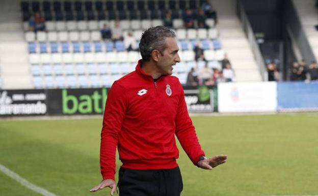 Pablo lago, en la banda, en el partido ante el Mirandés 