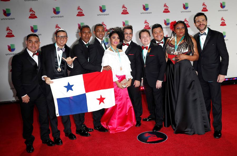 Afrodisiaco posa en la XIX edición de los Premios Grammy Latinos.