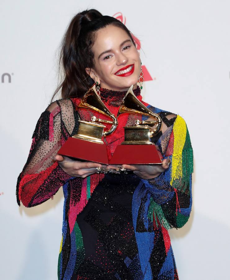 La cantante española Rosalía, ganadora de Mejor Canción Alternativa y Mejor Actuación en Fusión Urbana, posa con sus premios.