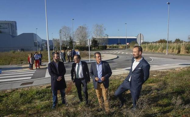 José Otto Oyarbide, José Manuel Cruz Viadero, Francisco Martín y Javier López Estrada, ayer en el polígono de Tanos. 