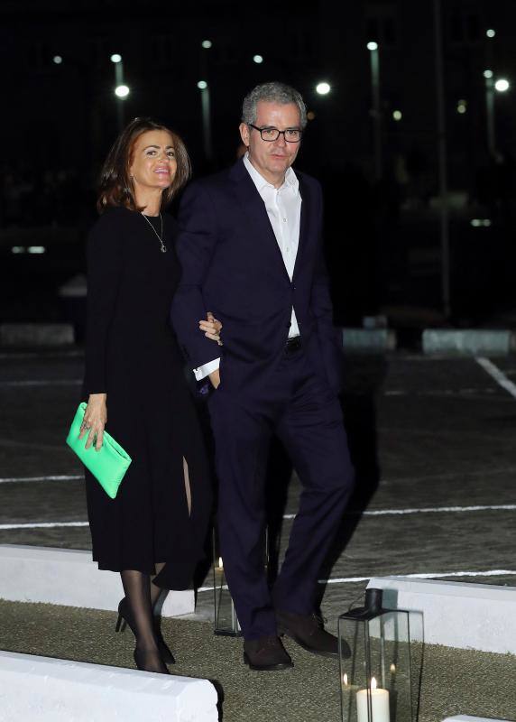El presidente del grupo Inditex, Pablo Isla, con su mujer. 