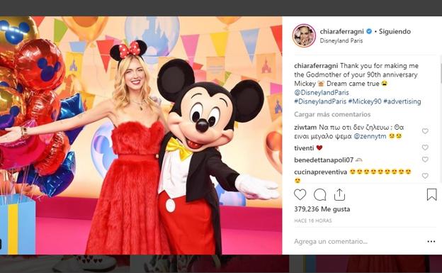 Chiara Ferragni con Mickey Mouse. 