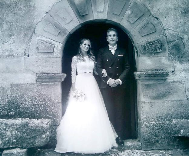 2016. Carmen Ruiz Cayón se casó con Francisco Mata Gutiérrez manteniendo la tradición familiar de posar en el arco de la Iglesia de Las Quintanillas, en Valdeolea.