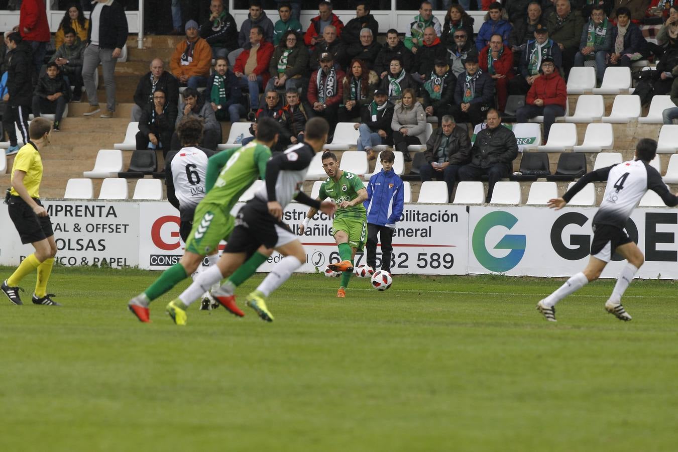 Fotos: El Racing busca la victoria en Tudela