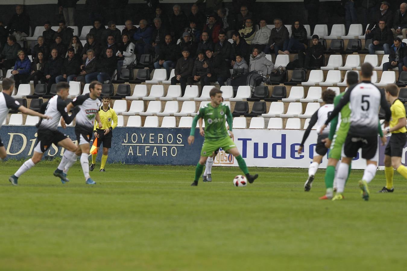 Fotos: El Racing busca la victoria en Tudela