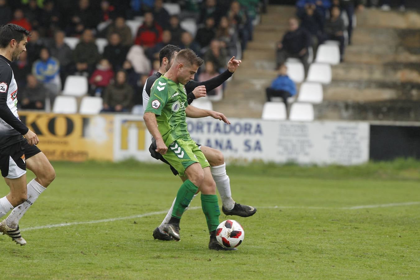 Fotos: El Racing busca la victoria en Tudela