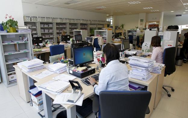  Tres funcionarias trabajan en las oficinas de los juzgados de Torrelavega.