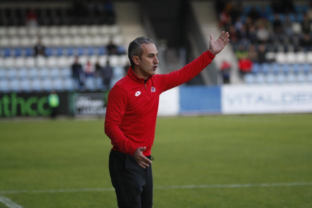 Pablo Lago dirige a su equipo ayer en El Malecón. 