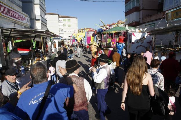 Uno de los pasacalles celebrados en el Bario Covadonga durante las fiestas de San Amancio. 