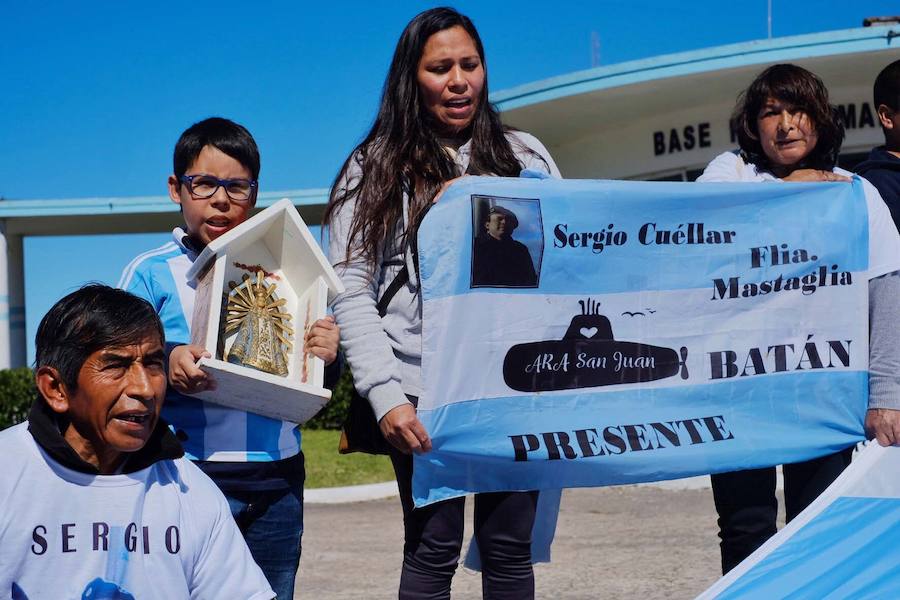 Familiares de los 44 tripulantes del submarino argentino ARA San Juan se manifiestan en Mar del Plata (Argentina).