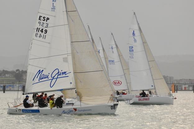 El 'Maui' y el 'Aila-La Gallofa', en la bahía santanderina durante el desarrollo de una regata de J80. :