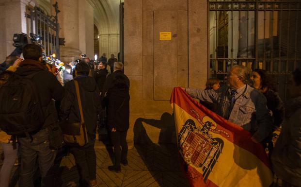 Imagen principal - Centenares de personas acuden a misa franquista en el Valle de los Caídos