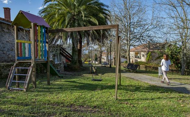 Imagen principal - Imagen superior: El parque infantil de la discordia finalmente se hizo. Segunda foto: La casa de Ángel Campo, actualmente en venta, es la tercera de una hilera de viviendas que linda con el parque. Vista de la iglesia de Liermo, restaurada por los vecinos. Detrás, la casa de Vicente López, donde se oficiaba la misa mientras duraron las obras de la iglesia.