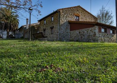 Imagen secundaria 1 - Imagen superior: El parque infantil de la discordia finalmente se hizo. Segunda foto: La casa de Ángel Campo, actualmente en venta, es la tercera de una hilera de viviendas que linda con el parque. Vista de la iglesia de Liermo, restaurada por los vecinos. Detrás, la casa de Vicente López, donde se oficiaba la misa mientras duraron las obras de la iglesia.