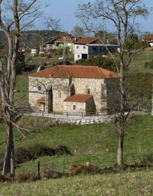 Imagen secundaria 2 - Imagen superior: El parque infantil de la discordia finalmente se hizo. Segunda foto: La casa de Ángel Campo, actualmente en venta, es la tercera de una hilera de viviendas que linda con el parque. Vista de la iglesia de Liermo, restaurada por los vecinos. Detrás, la casa de Vicente López, donde se oficiaba la misa mientras duraron las obras de la iglesia.