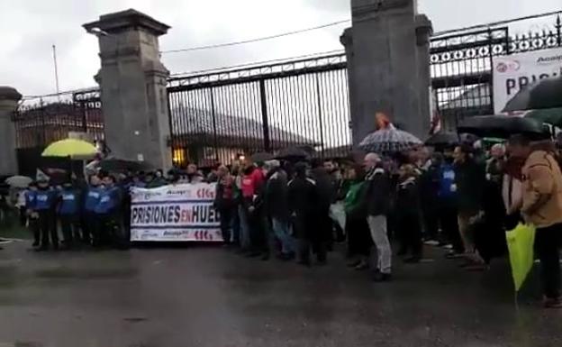 Más de un centenar de trabajadores bloquean las puertas de El Dueso este martes.